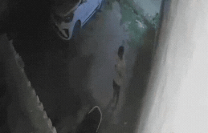 VIDEO: शराब के लिए नहीं दिए रुपये, तो गुंडों ने दरवाजे पर खड़ी स्कूटी में आग लगाई