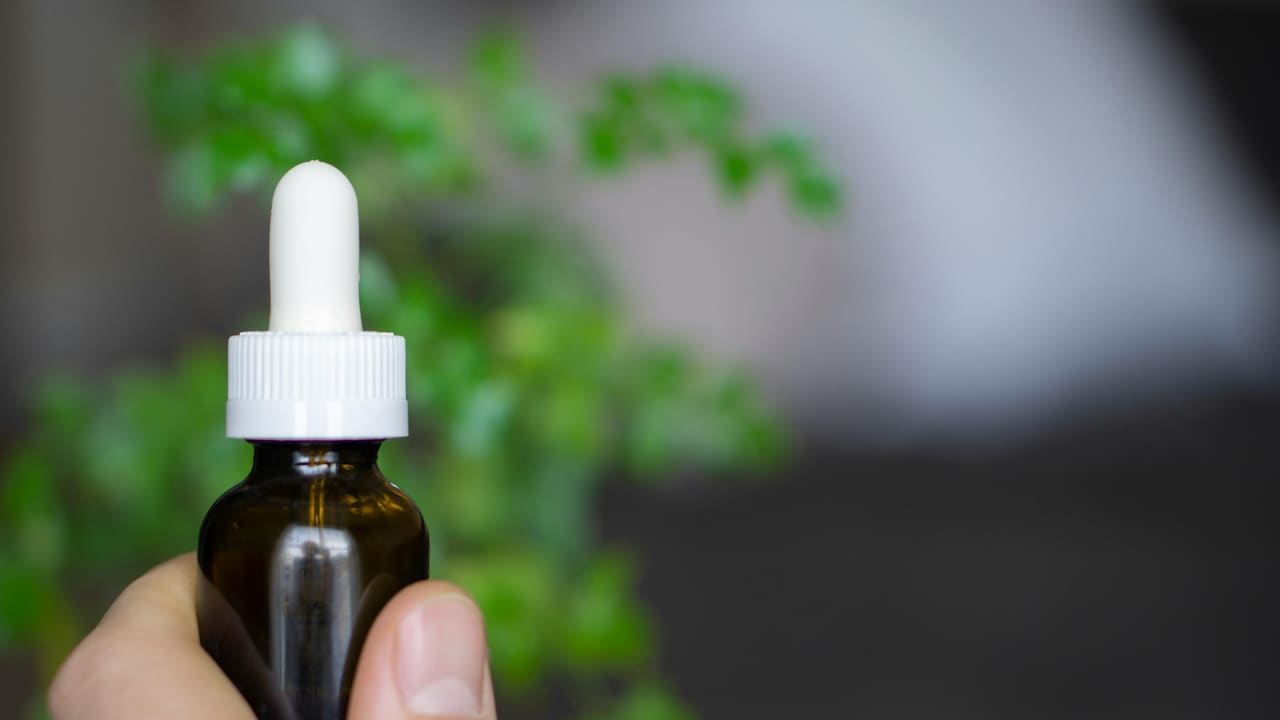 Face Oils vs Creams: What Actually Locks Moisture