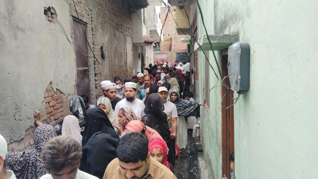 इरशाद के घर के बाहर लगी लोगों की भीड़. 