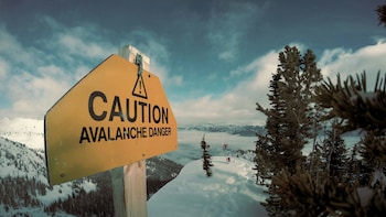 Avalanche At Zoji La Buries Vehicles: Six Dead; Massive Rescue Underway