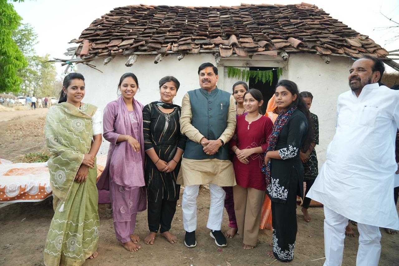 CM Mohan Yadav Sagar Visit: गांव की बेटियों के साथ सीएम मोहन यादव