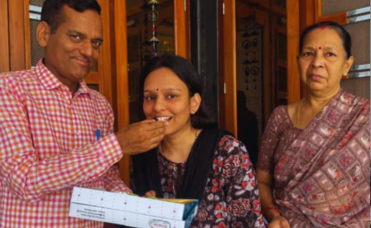 Anamika Mishra Success Story: अयोध्या की बेटी अनामिका मिश्रा बनीं डिप्टी कलेक्टर, UPPSC में  हासिल की चौथी रैंक