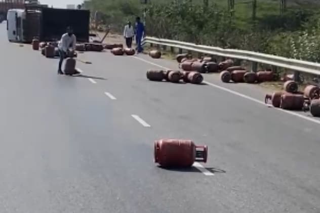 हाईवे पर सिलेंडरों से भरी गाड़ी पलटी, सड़क पर बिखरे 145 गैस सिलेंडर
