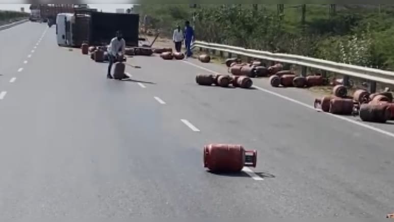 हाईवे पर सिलेंडरों से भरी गाड़ी पलटी, सड़क पर बिखरे 145 गैस सिलेंडर