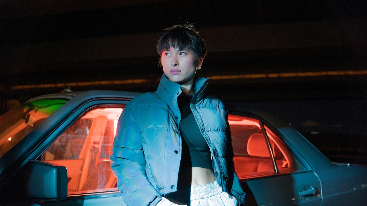 Why Cropped Jackets Balance High-Waist Jeans Better Than Long Jackets