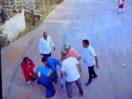 Video : 1 तरुण अन् 5 वृद्ध; अंगावर चढून धू धू धुतलं, ज्याच्यासाठी भांडण तो मात्र पळाला; Video होतोय व्हायरल