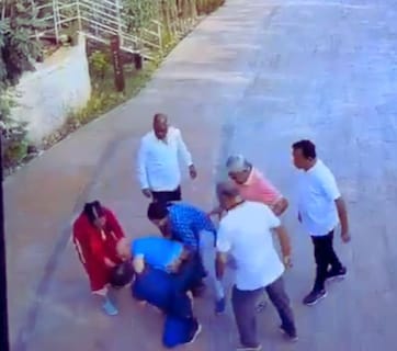 Video : 1 तरुण अन् 5 वृद्ध; अंगावर चढून धू धू धुतलं, ज्याच्यासाठी भांडण तो मात्र पळाला; Video होतोय व्हायरल