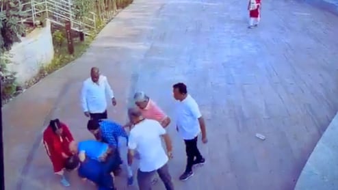 Video : 1 तरुण अन् 5 वृद्ध; अंगावर चढून धू धू धुतलं, ज्याच्यासाठी भांडण तो मात्र पळाला; Video होतोय व्हायरल