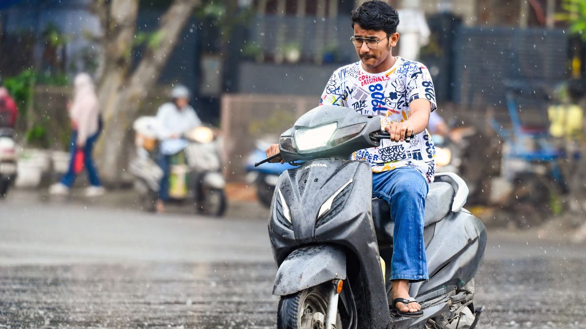 अलर्ट! दिल्ली-NCR में अगले कुछ घंटों में तूफान की चेतावनी, तेज हवाओं के साथ होगी झमाझम बारिश