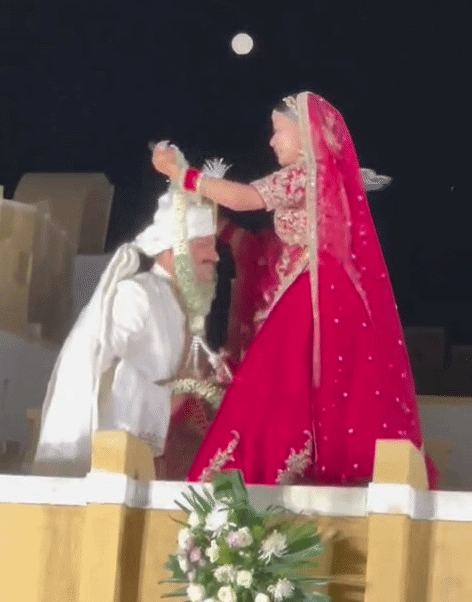 एक-दूजे के हुए दो IPS, एसपी केके बिश्नोई और ASP अंश&zwj;िका वर्मा ने लिए साथ फेरे; घुटने पर बैठकर पहनी वरमाला