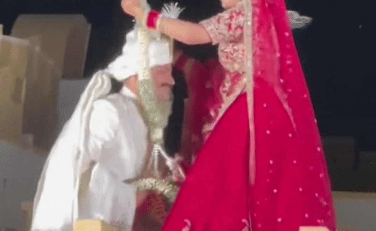 एक-दूजे के हुए दो IPS, एसपी केके बिश्नोई और ASP अंश‍िका वर्मा ने लिए साथ फेरे; घुटने पर बैठकर पहनी वरमाला