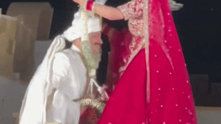 एक-दूजे के हुए दो IPS, एसपी केके बिश्नोई और ASP अंश&zwj;िका वर्मा ने लिए साथ फेरे; घुटने पर बैठकर पहनी वरमाला