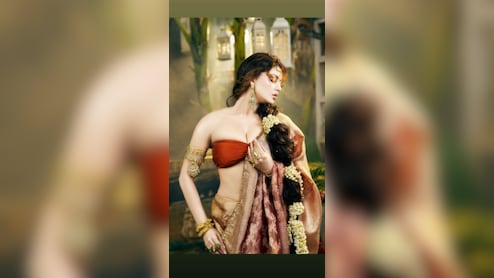 Urvashi Rautela की तस्वीरों ने जगाई पुरानी यादें, फैंस ने की दिग्गज सुंदरी Madhubala से तुलना