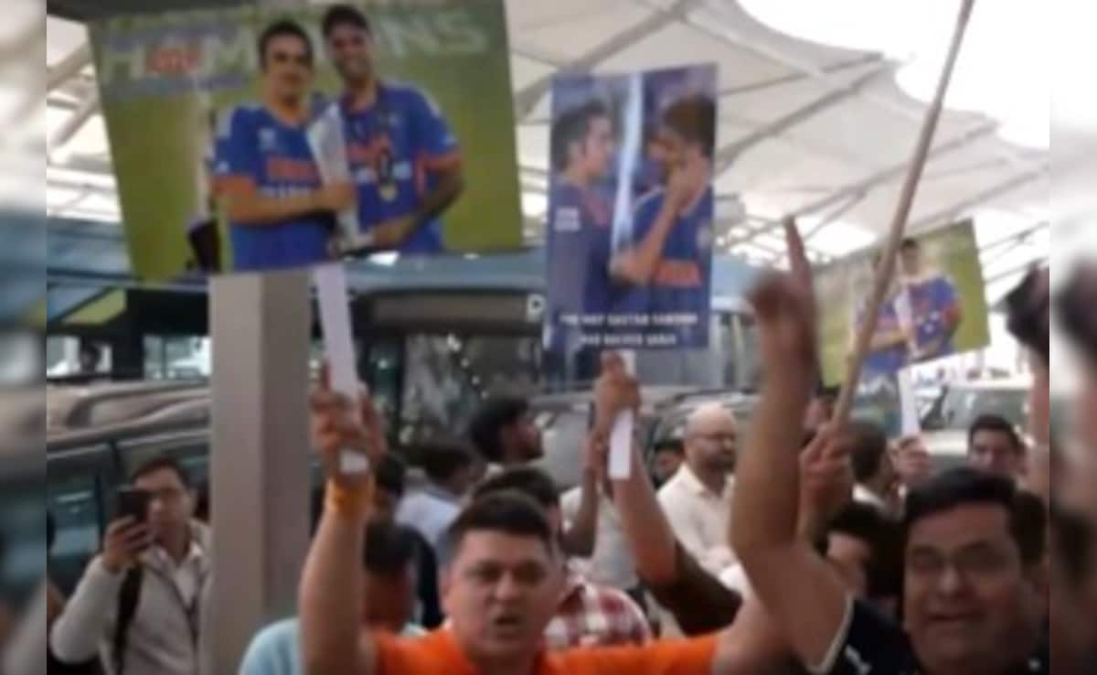 Gautam Gambhir: T20 वर्ल्ड चैंपियन टीम इंडिया के हेड कोच गौतम गंभीर का दिल्ली एयरपोर्ट पर फैंस ने किया ग्रैंड वेलकम