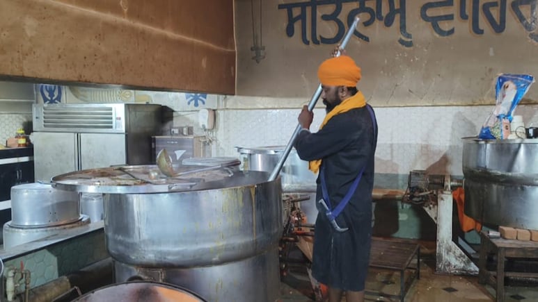Manmad: युद्धामुळे देशात गॅस टंचाई, पण मनमाडच्या गुरुद्वारामध्ये हजारोंचा स्वयंपाक होतोय बिनधास्त; वाचा कसं?
