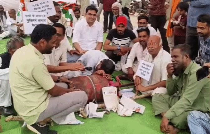 VIDEO: गैस सिलेंडर को अर्थी पर लिटाकर निकाली अंतिम यात्रा, फूट-फूटकर रोए कांग्रेसी