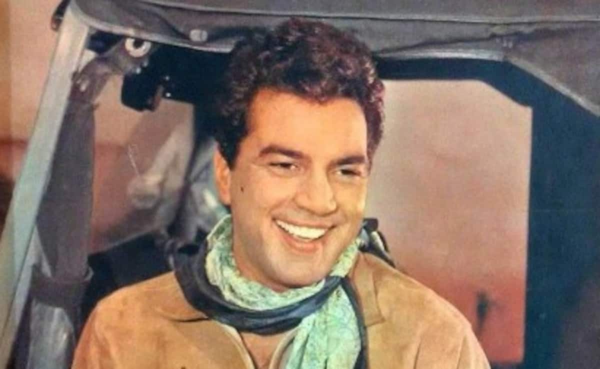 Dharmendra के हमशक्ल को देख आपके चेहरे पर भी आ जाएगी स्माइल, किया ऐसा रोमांटिक डांस देख कर हेमा मालिनी भी होंगी इमोशनल