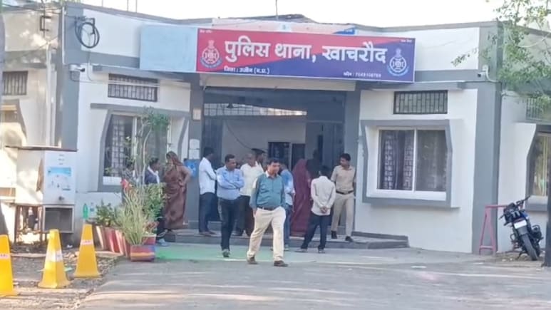 उज्जैन में पानी के टैंक में मिली बच्चे की लाश, पिता बोला- पत्नी के ASI से अवैध संबंध, हत्या का लगाया आरोप