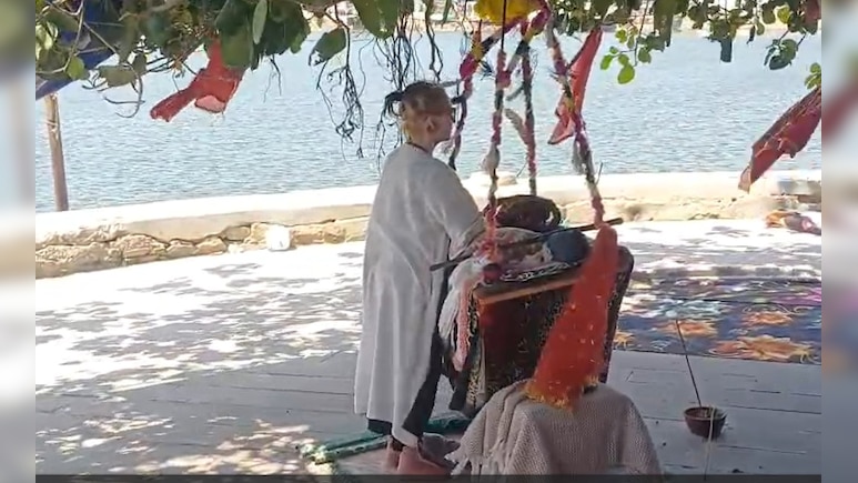 पुष्कर में 9 दिन तक बिना सोये खड़े रहकर तप कर रहीं रूसी साधिका, 17 साल पहले अपनाया नाथ संप्रदाय