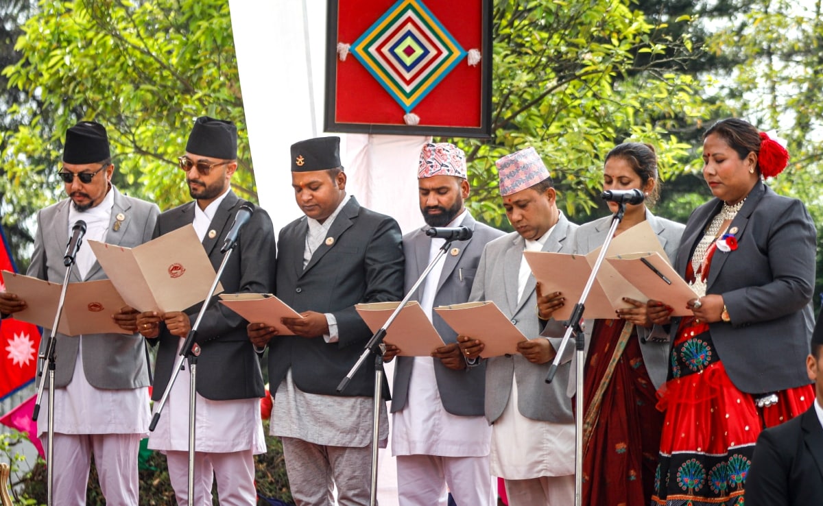 राजधानी काठमांडू में शुक्रवार को शपथ लेते बालेन शाह सरकार के मंत्री.