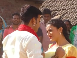 पवन सिंह ने अक्षरा सिंह के गालों पर लगाया गुलाल, यूट्यूब पर 9 मिलियन बार देखा गया 8 साल पुराना ये वीडियो