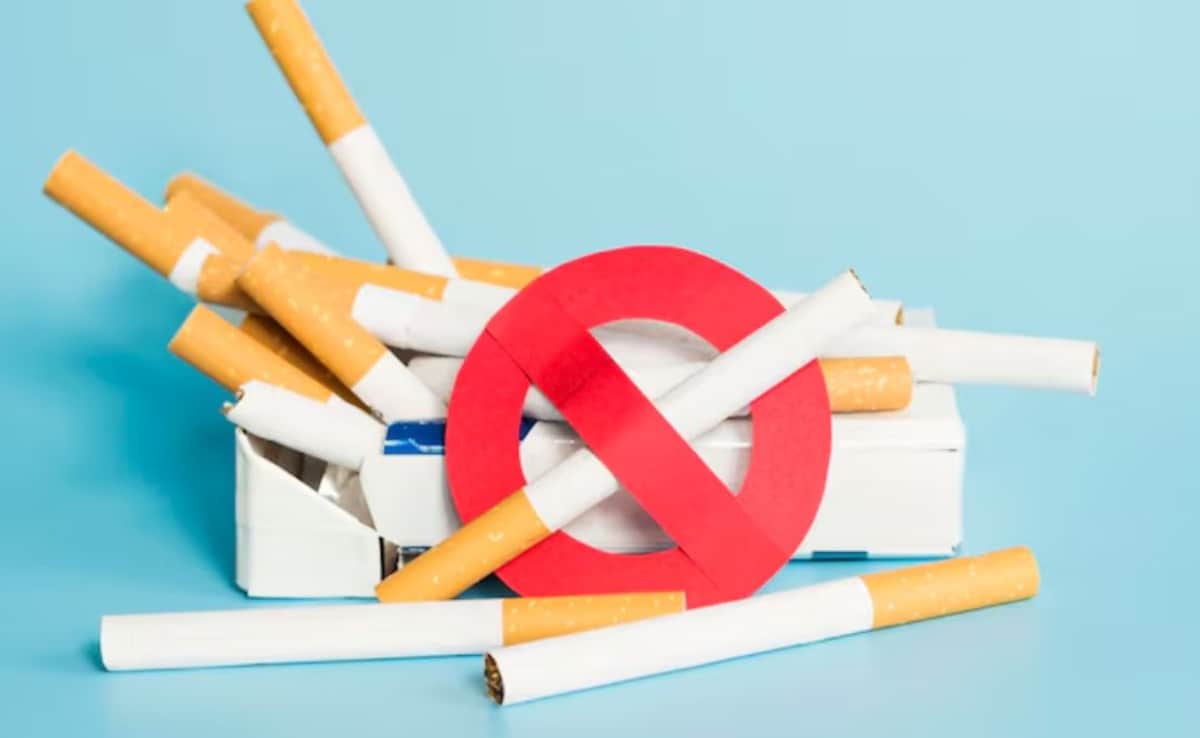 Smoking stains your nails, affects fertility, causes shortness of breath, and increases the risks of blood clots, heart attack, and stroke. Photo: Freepik