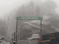 Photos : पहाड़ों में लौटी सर्दियां! देखिए चकराता के लोखंडी में ताजा बर्फबारी का नजारा