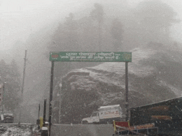 Photos : पहाड़ों में लौटी सर्दियां! देखिए चकराता के लोखंडी में ताजा बर्फबारी का नजारा