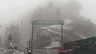 Photos : पहाड़ों में लौटी सर्दियां! देखिए चकराता के लोखंडी में ताजा बर्फबारी का नजारा