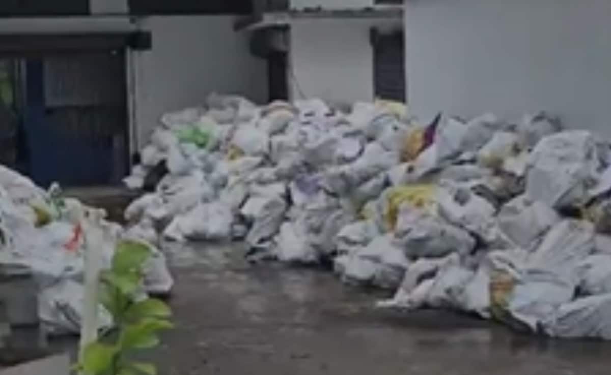 पुणे विश्वविद्यालय की बड़ी लापरवाही: बारिश में भीगीं लाखों आंसर शीट, क्या खराब होगी छात्रों की साल भर की मेहनत