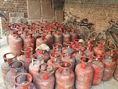 द्वारका में एलपीजी सिलेंडरों की कालाबाजारी का खुलासा; अवैध गोदाम पर छापा, 65 सिलेंडर बरामद, एक गिरफ्तार