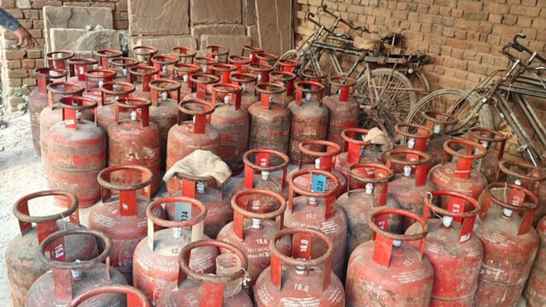 द्वारका में एलपीजी सिलेंडरों की कालाबाजारी का खुलासा; अवैध गोदाम पर छापा, 65 सिलेंडर बरामद, एक गिरफ्तार