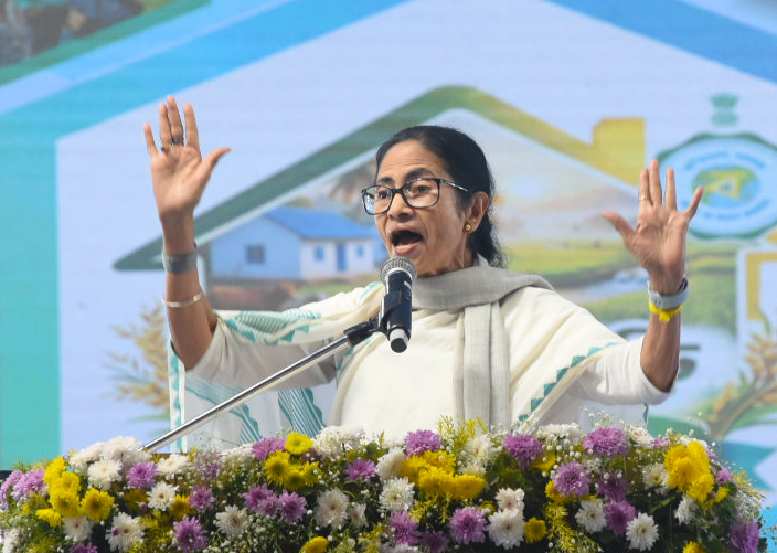 बंगाल में चुनाव से पहले 50+ अफसरों के तबादले, ममता बनर्जी ने क्यों कहा- 'यह सबसे बड़ा राजनीतिक हस्तक्षेप'