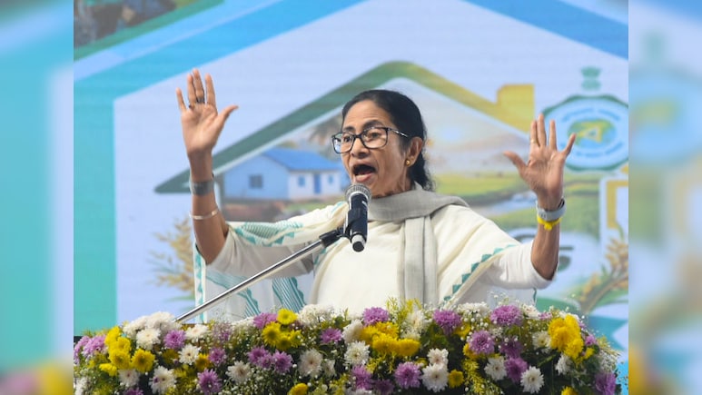 बंगाल में चुनाव से पहले 50+ अफसरों के तबादले, ममता बनर्जी ने क्यों कहा- 'यह सबसे बड़ा राजनीतिक हस्तक्षेप'