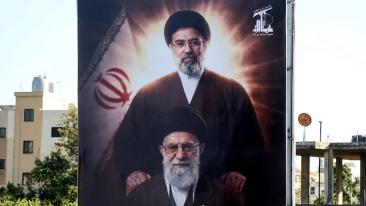 ईरान में 'मुजतबा युग' का आगाज, क्या हैं जूनियर खामेनेई की ताकत, चुनौतियां और नेटवर्क