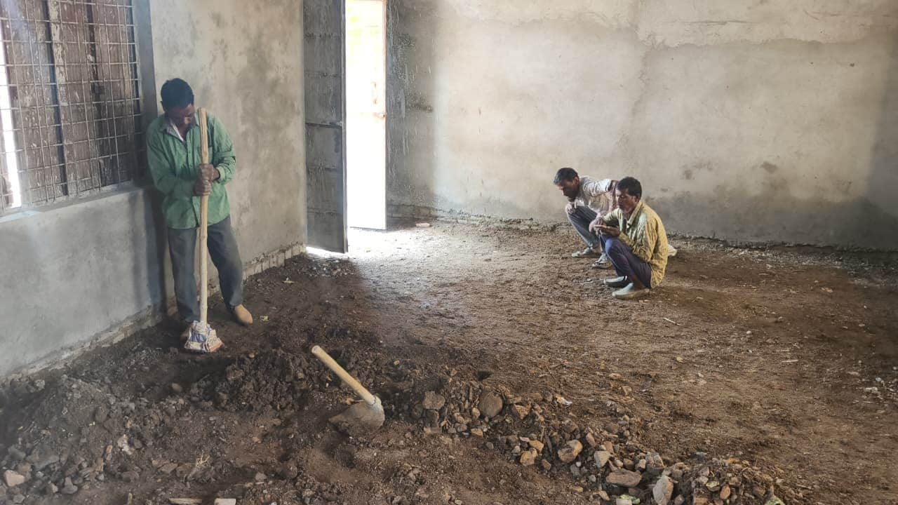 Maihar School Scam: स्कूल के अंदर काम करते हुए मजदूर