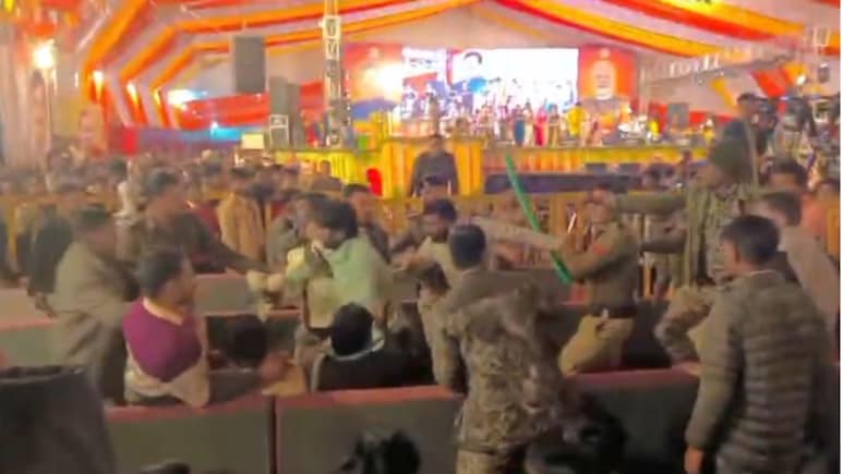 Gadhakota Rahas Mela: गढ़ाकोटा के ऐतिहासिक रहस मेला में उपद्रव, कुर्सियां तोड़ीं; पुलिस से भी उलझे, माहौल तनावपूर्ण