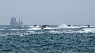 होर्मुज में किन देशों के जहाज फंसे हुए हैं और सबसे ज्यादा हमले कौन से देशों के जहाजों पर हुए?