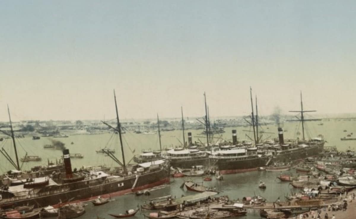 कलकत्ता (कोलकाता) के बंदरगाह पर भाप के जहाज और मछली पकड़ने वाली नावें