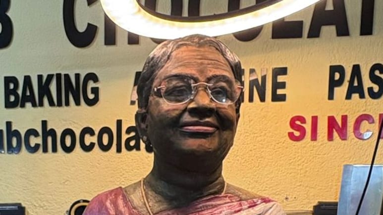 पीएम मोदी के बाद अब राष्ट्रपति मुर्मू की चॉकलेट प्रतिमा ! 100 किलोग्राम वजन, 15 कलाकारों ने किया तैयार
