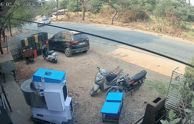 VIDEO: सांसें थाम देने वाला हादसा! बेकाबू कार ने खड़ी गाड़ी को मारी टक्कर