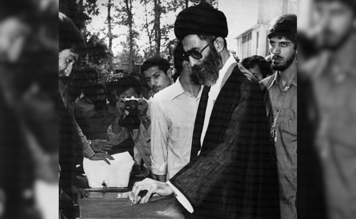 2 अक्तूबर 1981 को ईरान में राष्ट्रपति के चुनाव के दौरान वोट देते अयातुल्लाह अली खामेनेई. इस चुनाव में खुद खामेनेई एक प्रत्याशी थे. जब नतीजा आया तो 97% से अधिक मतों के साथ वे देश के सर्वोच्च धार्मिक नेता के रूप में पहले राष्ट्रपति चुने गए.