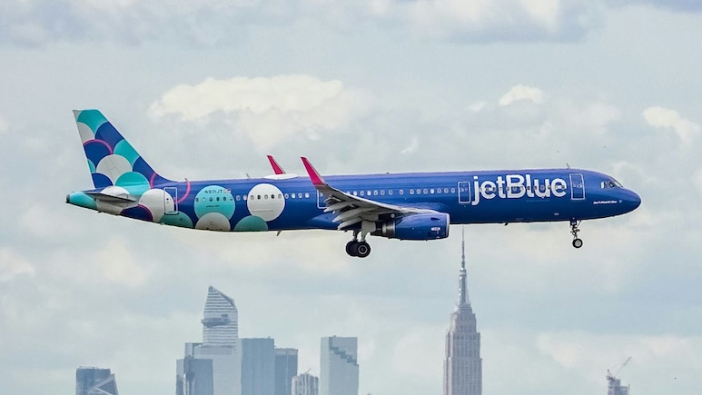 JetBlue Sued For Allegedly Giving Passenger Dry Ice Instead Of Ice Pack, Causing Serious Burns