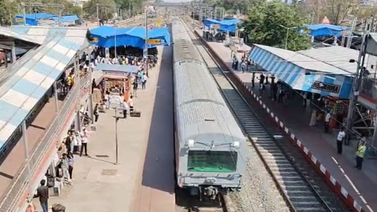 180 किमी/घंटा की रफ्तार से कोडरमा स्टेशन पर दौड़ी ट्रेन, पिछले साल 160 KMPH का हुआ था ट्रॉयल