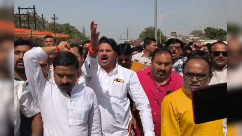 एमपी में &ldquo;नो रोड-नो टोल&rdquo; आंदोलन! प्रदर्शनकारियों ने टोल बूथ में की तोड़फोड़; सीसीटीवी कैमरे भी तोड़े&nbsp;