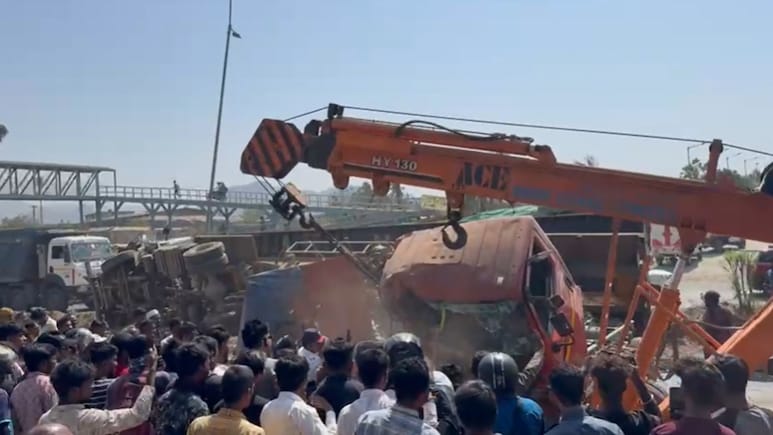 Vasai News: काळजाचा ठोका चुकवणारा अपघात! मुंबई-अहमदाबाद हायवेवर 6 वाहनांची विचित्र कोलांटउडी, 'ही' चूक भोवली?