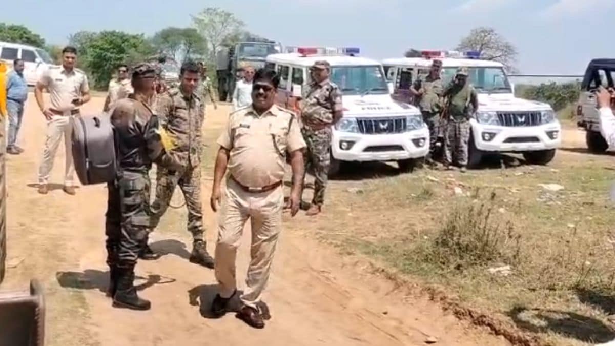 बम का निरीक्षण करने पहुंची सेना की टीम बम का निरीक्षण करने पहुंची सेना की टीम