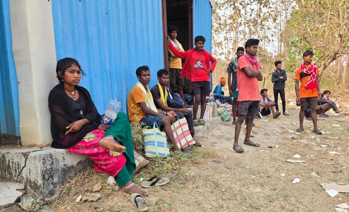 मजदूरी छोड़ी, पैसे खर्च किए, घंटों इंतजार किया... फिर भी राशन नहीं मिला; बस्तर में नक्सलवाद के बाद की लड़ाई