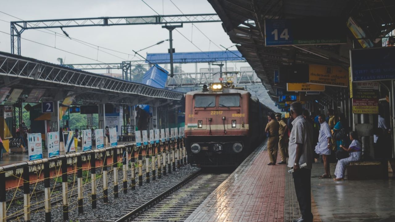 Sarkari Naukri : रेलवे में लोको पायलट कैसे बनें? जानें योग्यता, सिलेक्शन प्रोसेस, सैलरी और मिलने वाली सुविधाएं