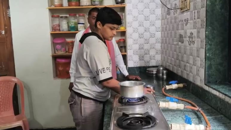 Nanded: 35 जणांचं कुटुंब पण घरात एकही सिलिंडर नाही;नांदेडच्या शेतकऱ्याने शोधला असा काही मार्ग की सारं गाव थक्क